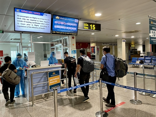 Vietnam Airlines hợp tác Traveloka vận chuyển y bác sĩ hoàn thành nhiệm vụ trở về Hà Nội