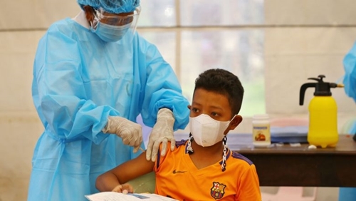 Campuchia triển khai tiêm chủng vaccine COVID-19 cho trẻ từ 6-11 tuổi