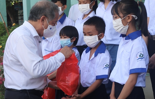 Phó Bí thư Thường trực Tỉnh ủy Phan Ngọc Thọ tặng quà, vui tết Trung thu cùng các em thiếu nhi