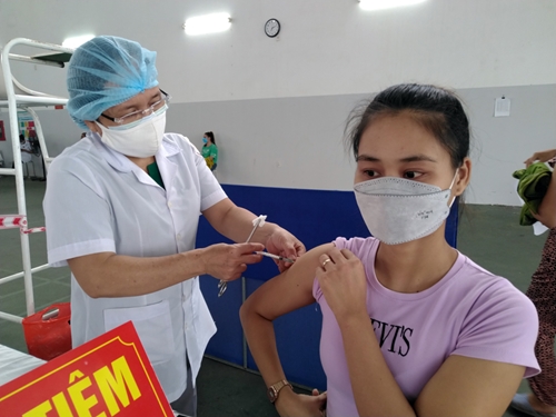 Tiêm vắc xin phòng COVID-19 cho 500 người kinh doanh, phục vụ các quán ăn dọc Quốc lộ 1A