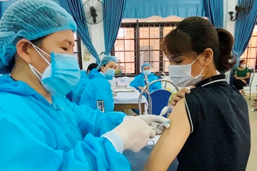 Hương Thủy 100 giáo viên đã tiêm vắc xin phòng COVID - 19