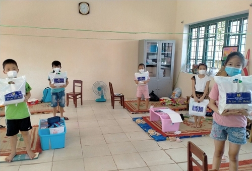 71 Túi quà yêu thương gửi học sinh Hương Chữ đang cách ly