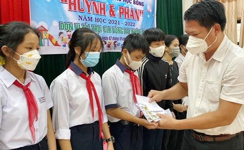 Trao học bổng “Huỳnh  Phan” cho học sinh hoàn cảnh khó khăn