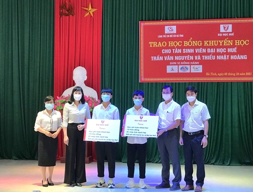 Ra Hà Tĩnh trao học bổng cho 3 tân sinh viên khó khăn
