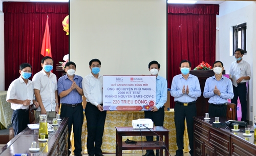 Tập đoàn BRG hỗ trợ huyện Phú Vang 2 000 kit test kháng nguyên