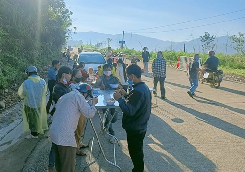 A Lưới Kết nối liên tỉnh, hỗ trợ người dân về quê trên đường Hồ Chí Minh