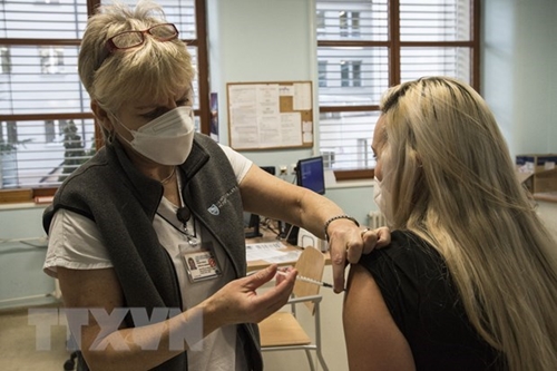 Mỹ CDC thúc giục người dân tiêm phòng cả COVID-19 và cúm mùa