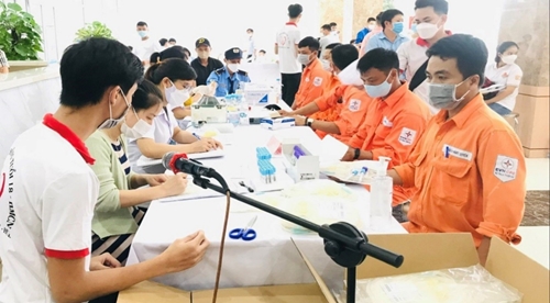Hơn 200 cán bộ công nhân lao động và sinh viên tham gia hiến máu tình nguyện