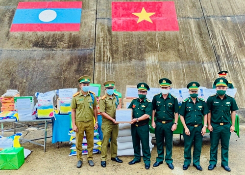 Tặng lương thực và vật tư y tế cho lực lượng vũ trang Lào