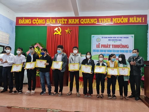 Hội khuyến học xã Phú Thuận vinh danh 35 học sinh đỗ vào đại học