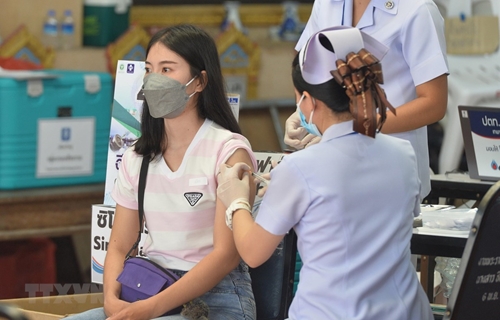 Thái Lan Học sinh ở Bangkok được tiêm chủng để chuẩn bị đến trường