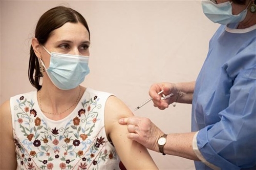 Pháp khuyến cáo tiêm phòng cúm song song với chủng ngừa COVID-19