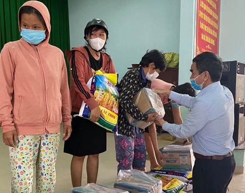 Quảng Điền hỗ trợ 1 652 hộ dân làm ăn xa ảnh hưởng dịch COVID-19