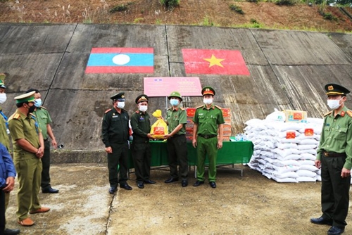 Hỗ trợ lương thực cho lực lượng vũ trang và người dân nước bạn Lào