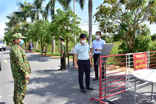 Phó Chủ tịch UBND tỉnh Nguyễn Thanh Bình chỉ đạo công tác phòng chống dịch tại Quảng Điền, Phong Điền