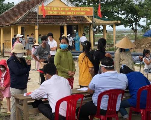Hương Phong lấy mẫu xét nghiệm tầm soát diện rộng thôn Vân Quật Đông