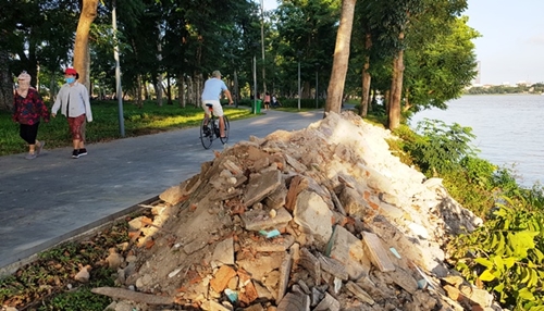 Một số điểm ở đường đi bộ dọc sông Hương bị sạt lở