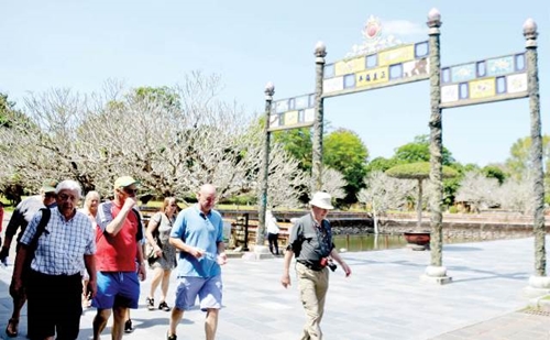 Building up a plan for welcoming international tourists to Hue