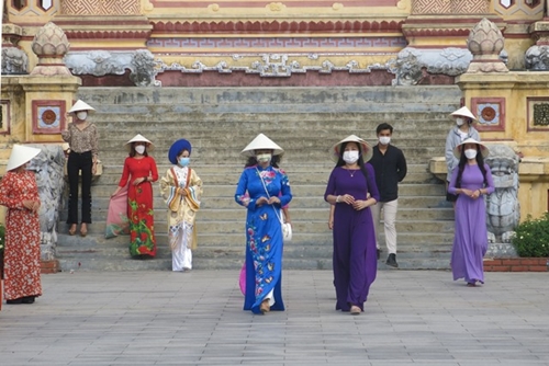Ao dai is the highlight in response to the 22nd Vietnam Film Festival