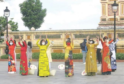 Tôn vinh áo dài tại Liên hoan phim Việt Nam lần thứ XXII