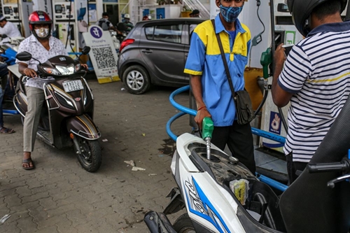 Giá xăng kỷ lục thôi thúc người đi xe máy ở Ấn Độ chuyển sang xe điện