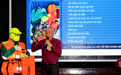 Nguyên Chủ tịch nước Trương Tấn Sang trao tặng áo phao cứu sinh cho ngư dân