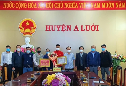 Hồ Thanh Minh tặng áo có chữ ký cầu thủ U23 Việt Nam cho huyện A Lưới