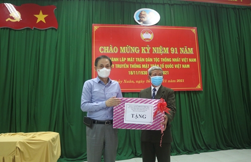 Trưởng Ban Đối ngoại Trung ương Lê Hoài Trung thăm, tặng quà người dân phường Thủy Xuân