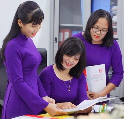 Nữ viên chức, sinh viên Đại học Huế mặc áo dài trong tuần lễ Liên hoan phim