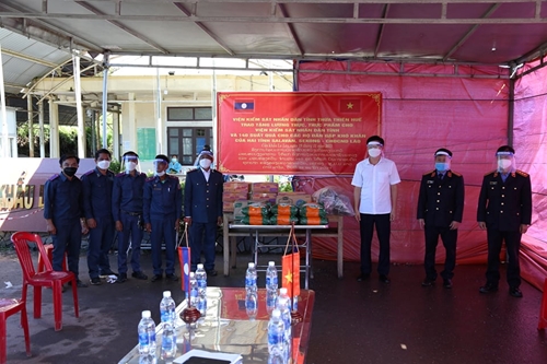 Trao tặng nhu yếu phẩm cho các hộ hộ nghèo và cán bộ, công chức Viện kiểm sát nhân dân Salavan, Sekong