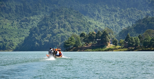Exploring Binh Dien hydroelectric lake