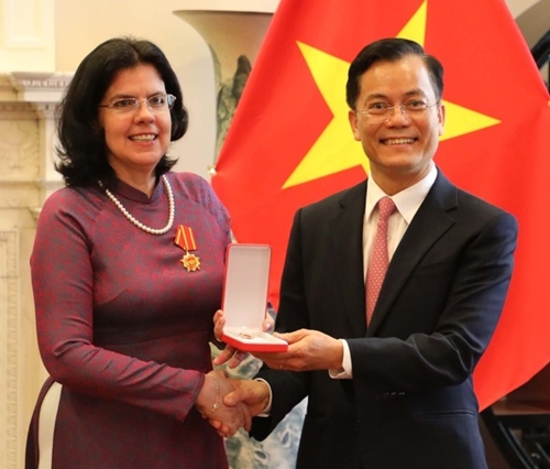 Nguyên Đại sứ Cuba tại Việt Nam được trao tặng Huân chương hữu nghị