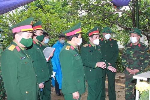 Lãnh đạo Quân khu 4 kiểm tra công tác tìm kiếm mộ liệt sĩ
