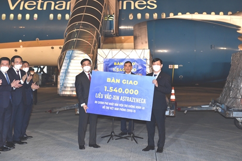 Vietnam Airlines vận chuyển an toàn 1,5 triệu liều vaccine COVID-19 từ Nhật Bản