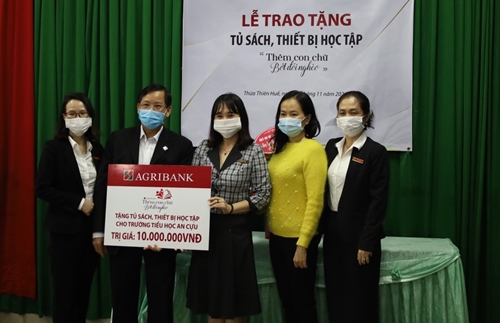 Agribank Thừa Thiên Huế trao tặng thiết bị học tập cho 20 trường