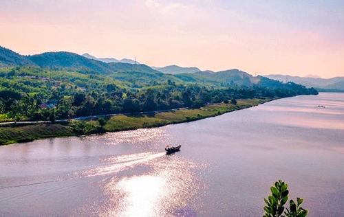 Theo dòng sông Hương
