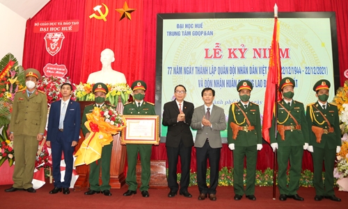 Hai tập thể, cá nhân của Đại học Huế được trao tặng Huân chương Lao động hạng Nhất
