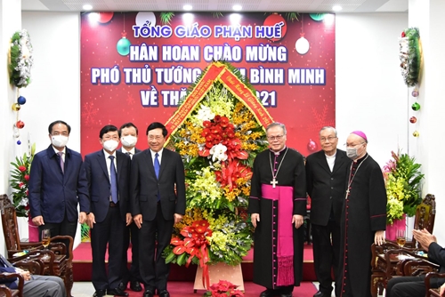Standing Deputy Prime Minister Pham Binh Minh offers Christmas greetings in Thua Thien Hue