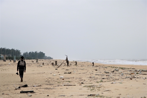 Rác “vây” bãi biển Phú Thuận sau bão