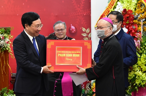 Phó Thủ tướng Thường trực Chính phủ Phạm Bình Minh chúc mừng Giáng sinh tại Thừa Thiên Huế