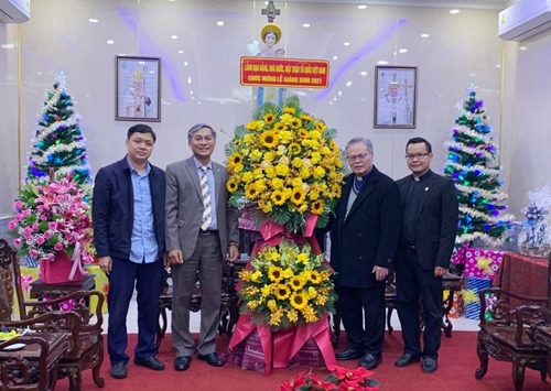 Chủ tịch nước Nguyễn Xuân Phúc gửi lẵng hoa chúc mừng Giáng sinh đến Tòa Tổng Giám mục Giáo phận Huế