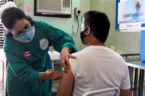 Cuba chuẩn bị ra mắt vaccine Mambisa phòng COVID-19 dạng xịt