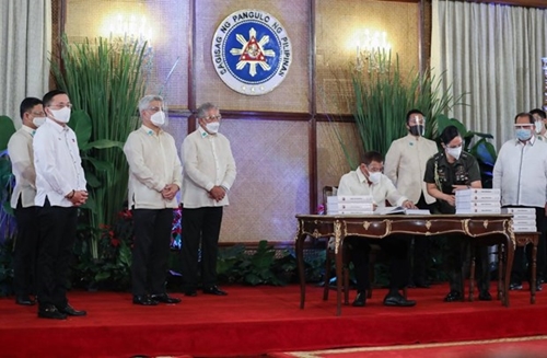 Tổng thống Philippines thông qua kế hoạch ngân sách lớn nhất từ ​​trước đến nay
