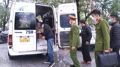 Tạm giữ xe ô tô khách vận chuyển cầy hương và thuốc lá từ Lao Bảo vào Huế