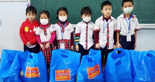 Trao 60 túi quà an sinh cho học sinh khó khăn ở Phú Vang