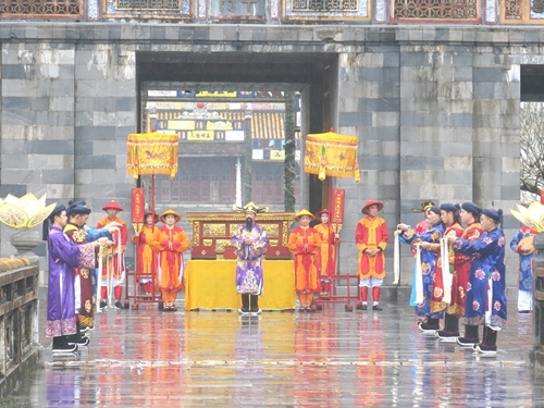 Announcing Hue Festival 2022 and recreating the Calendar distribution ceremony of the Nguyen Dynasty