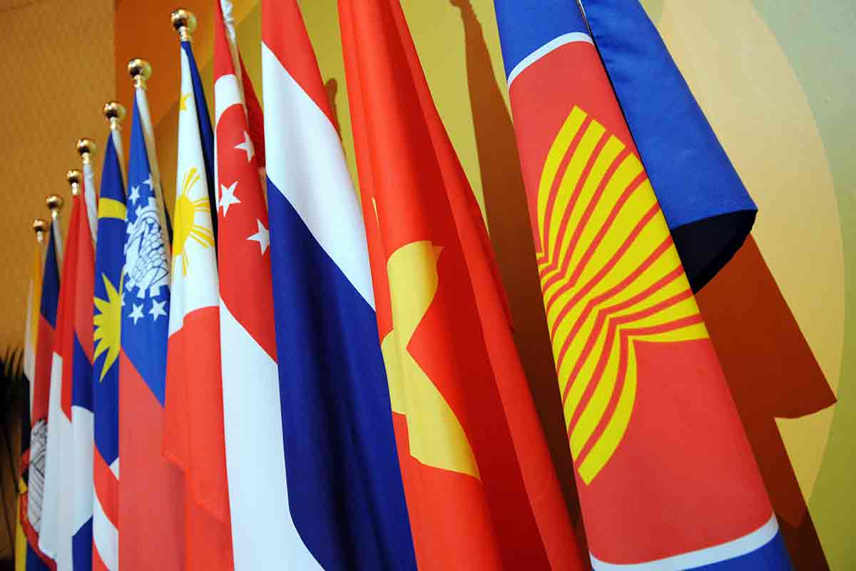 Vai trò trung tâm của ASEAN: Với nền kinh tế phát triển và vị trí địa lý thuận lợi, Việt Nam đã trở thành một điểm đến hấp dẫn của các nhà đầu tư trên thế giới. Đồng thời, với vai trò trung tâm của ASEAN, Việt Nam đã đóng góp rất nhiều cho sự phát triển kinh tế, an ninh và hòa bình trong khu vực.