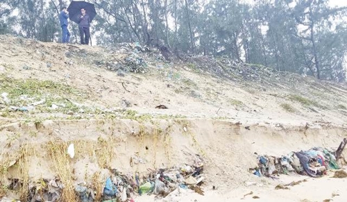 Xử lý dứt điểm bãi rác lộ thiên ở bờ biển Phú Thuận
