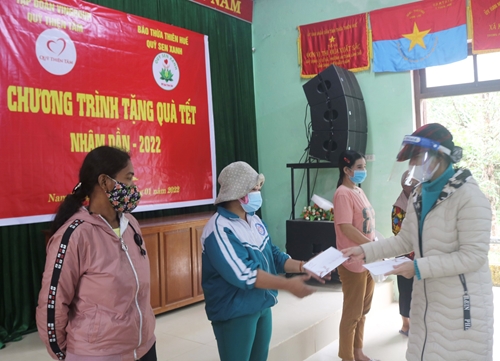 Trao 350 suất quà cho người dân khó khăn tại huyện Nam Đông và Phú Lộc
