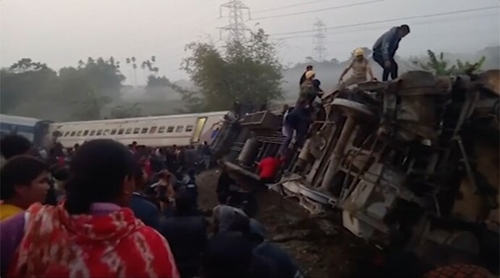 Tàu hỏa trật đường ray tại Ấn Độ, ít nhất 33 người thương vong